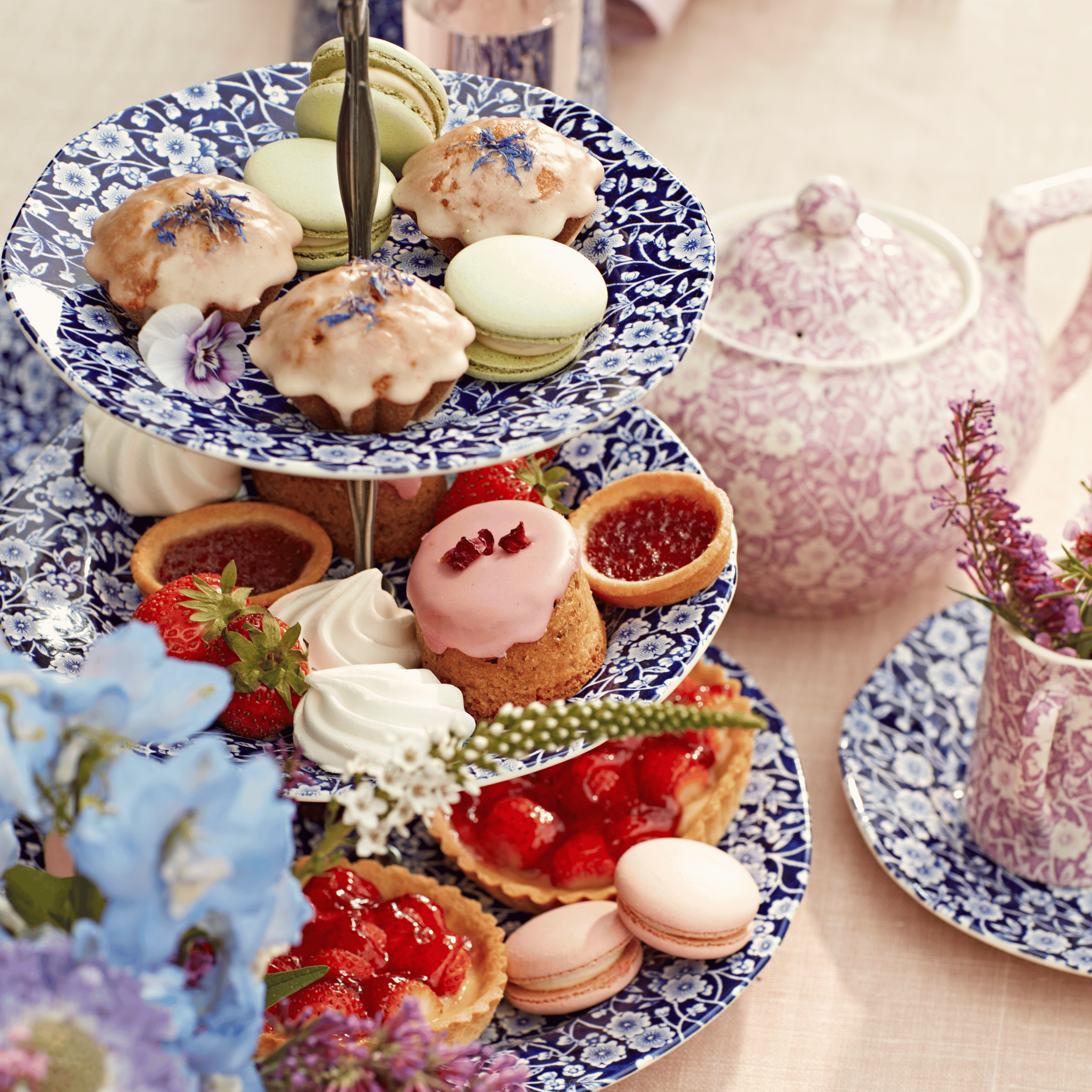 BURLEIGH PICTORIAL BRITAIN　ケーキスタンド Blue Calico 3 Tier Cake Stand Gift Boxed – Burleigh Pottery